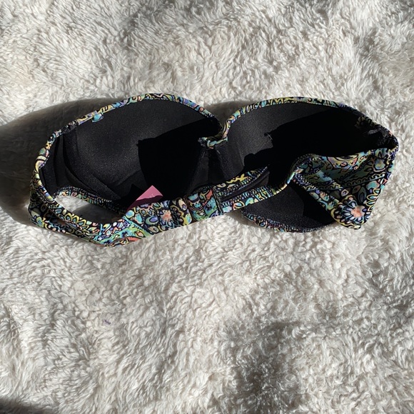 Victoria’s Secret bikini top - Picture 2 of 2